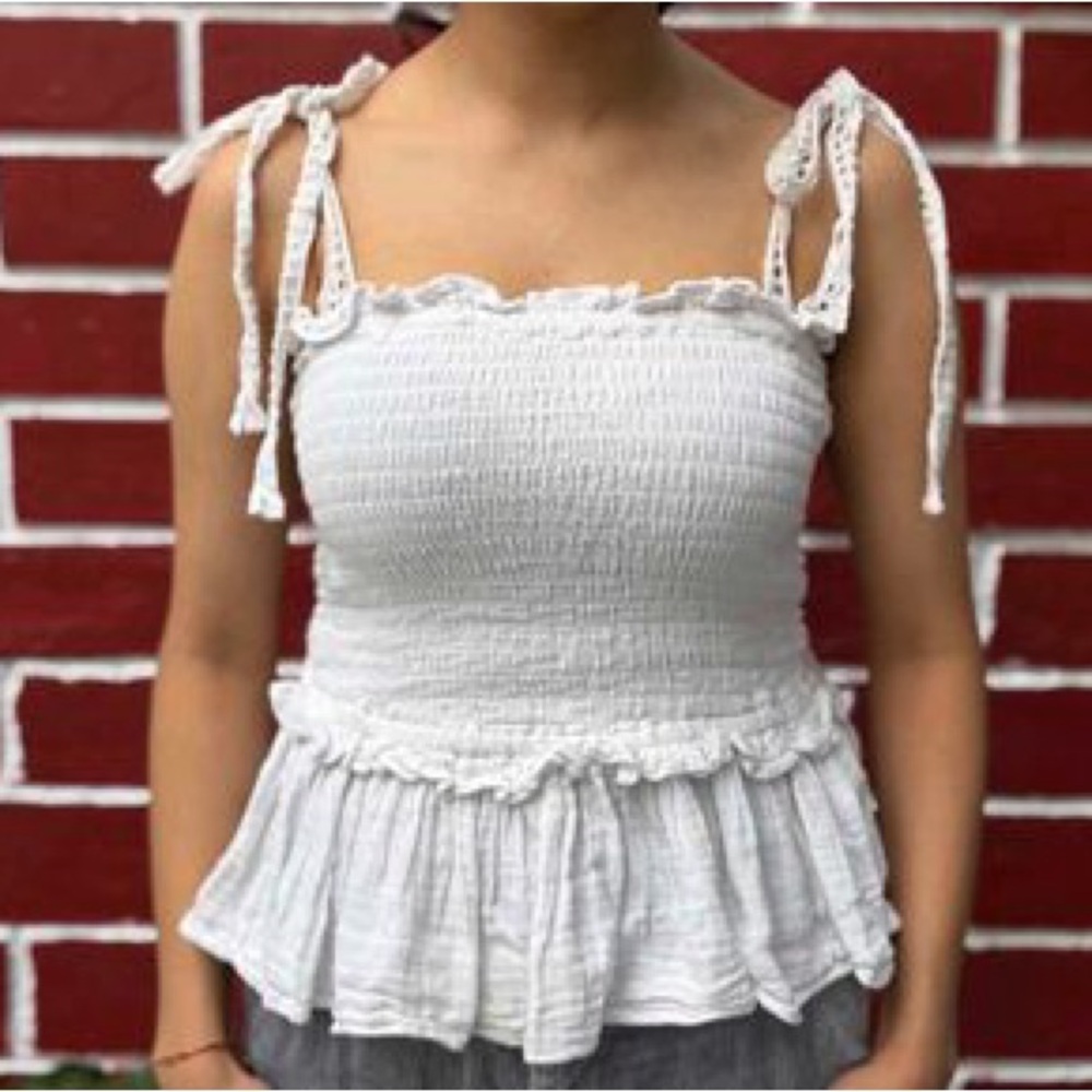 FREE ADD TO BUNDLE 🛍️
NWOT White Smocked Women’s Top